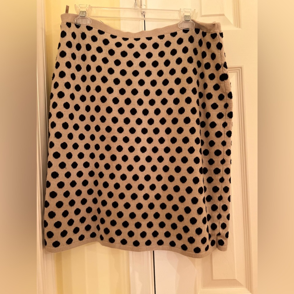 Beautiful skirt, soft material and very elegant.